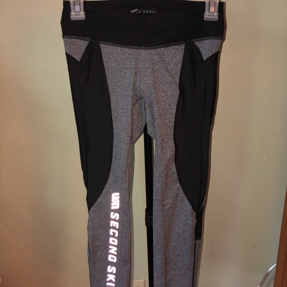 Black and grey cropped leggings